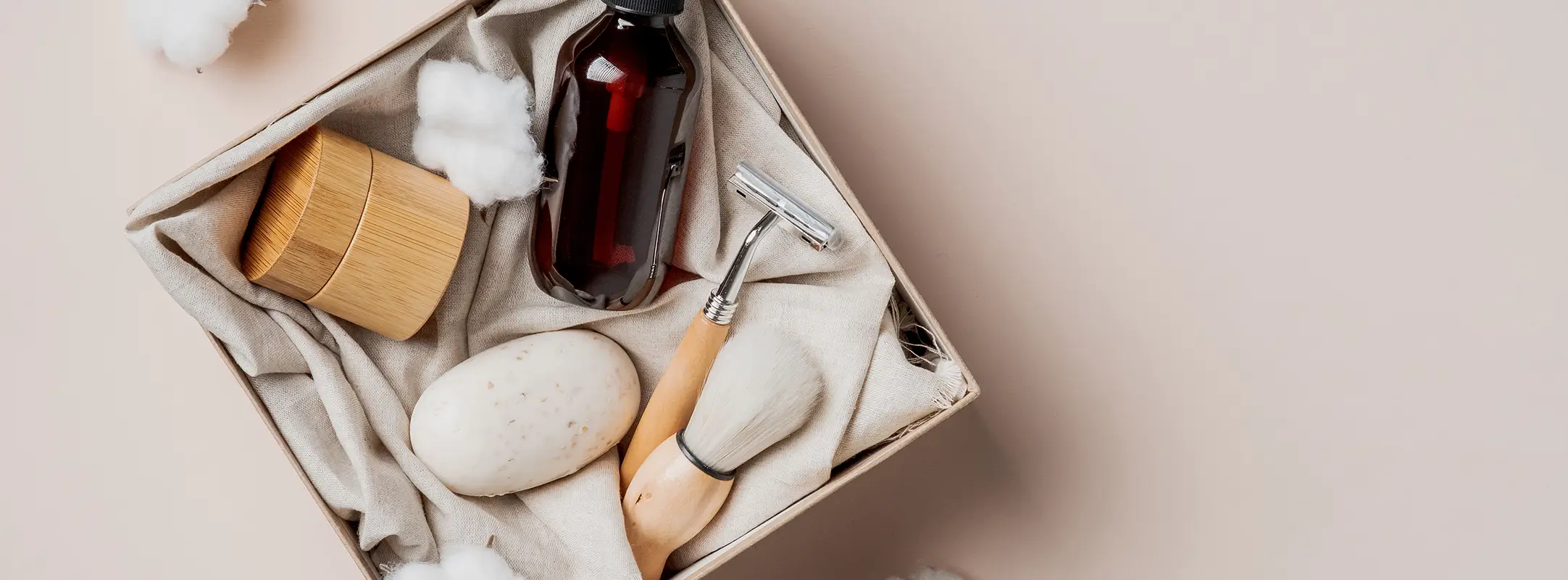 Een scheermes abonnement bestaat vaak uit een scheermes, verzorgende huidproducten en scheer accessoires