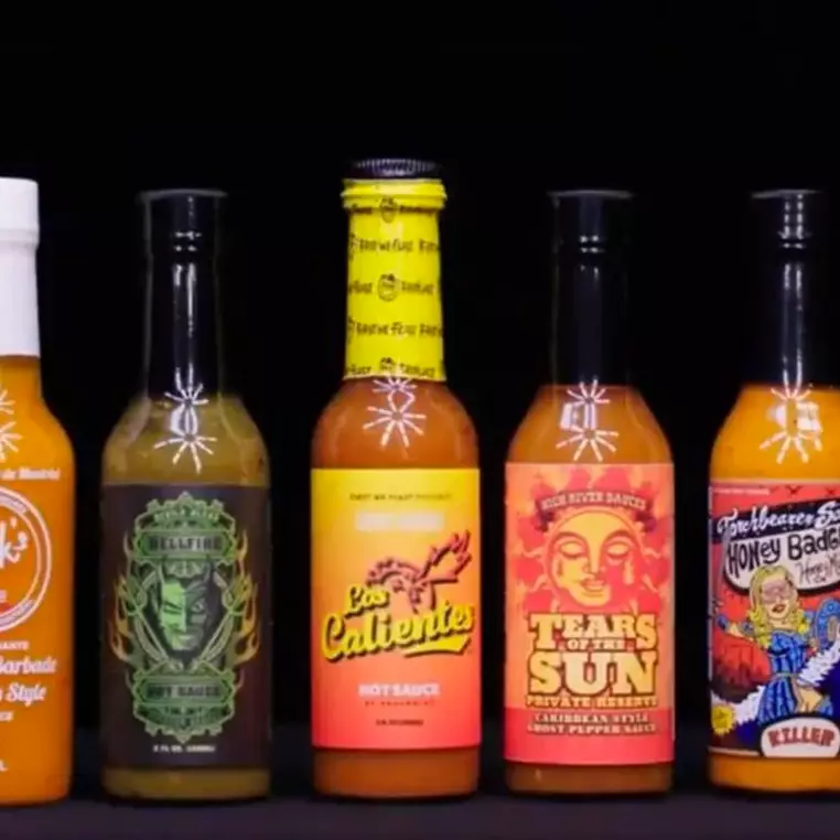 Een rijtje met hot sauces