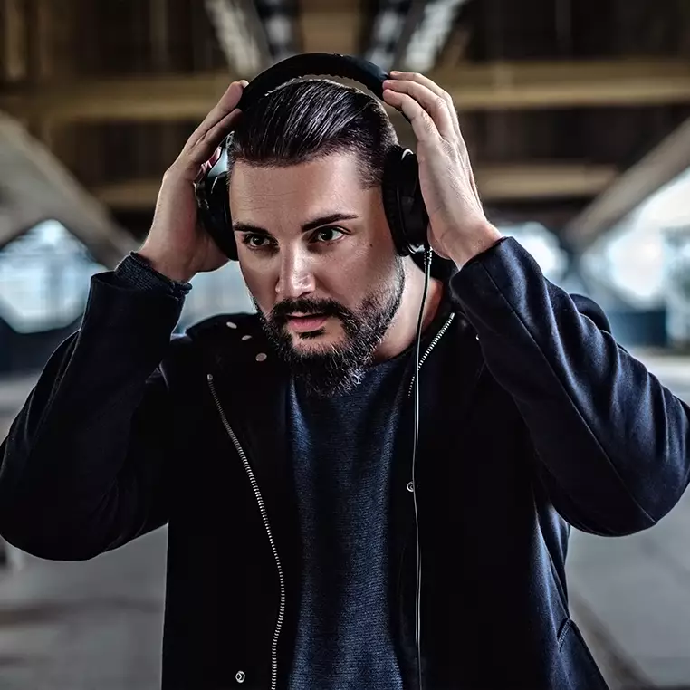 Een jongen doet zijn gerrard street koptelefoon op