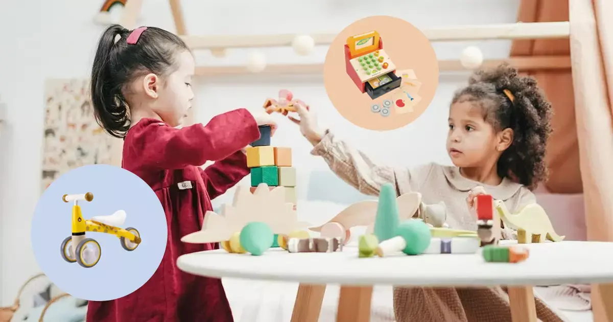 Kinderen spelen met speelgoed van een speelgoed abonnement