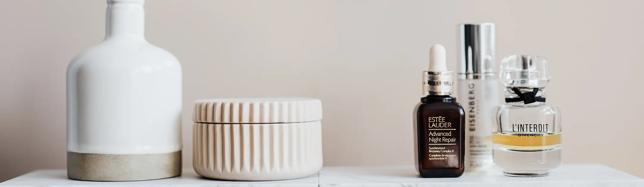 Drie flesjes parfum op een marmeren blad