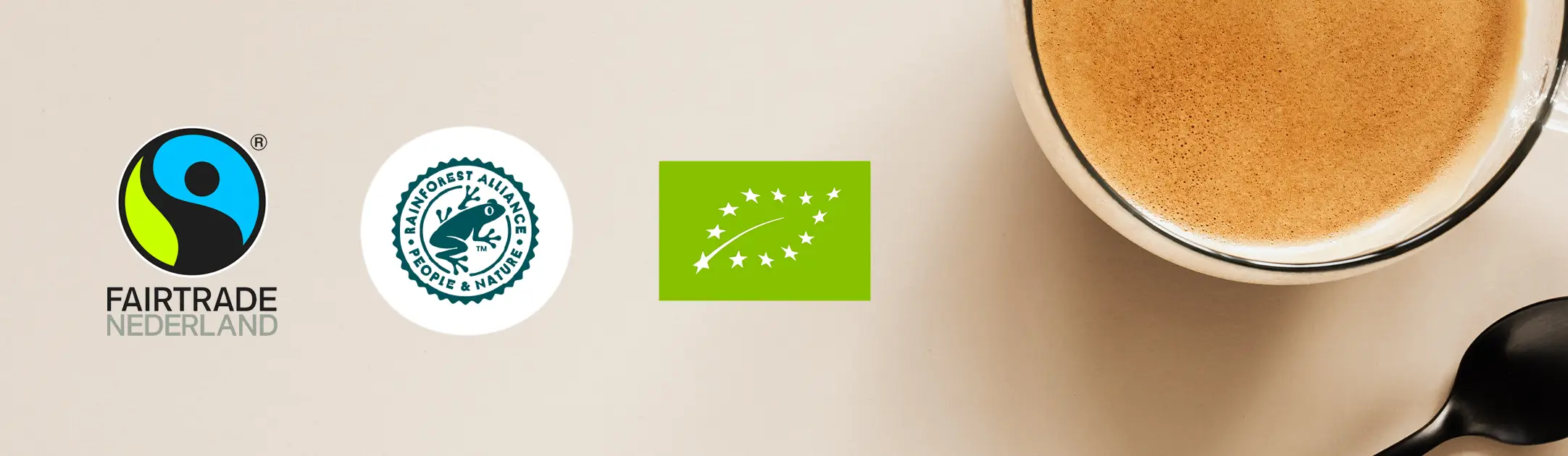 Keurmerken van koffiebonen met kop koffie en lepeltje op tafel