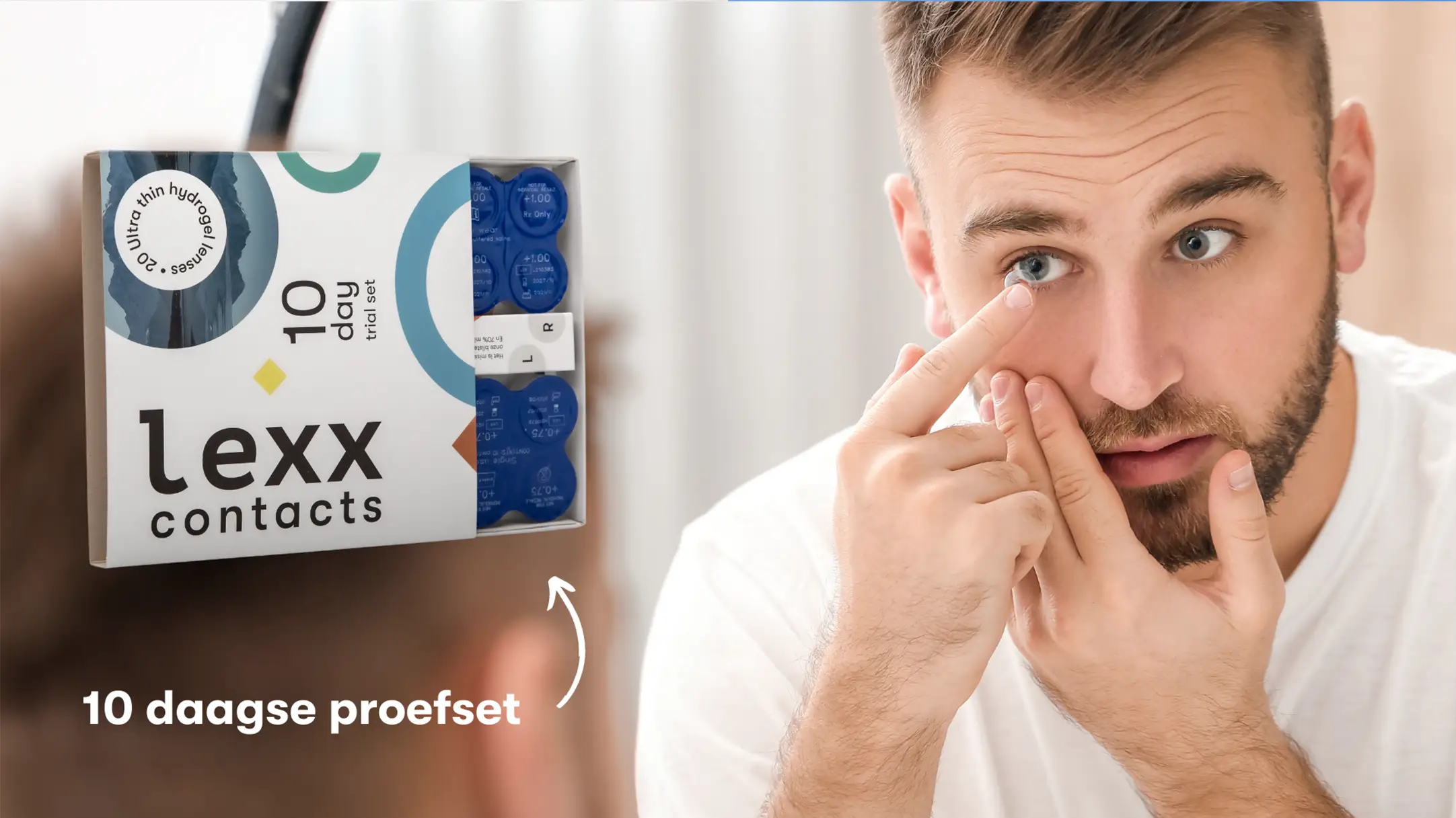 Man die zijn lenzen van het lenzen abonnement van Lexx Contacts in doet.