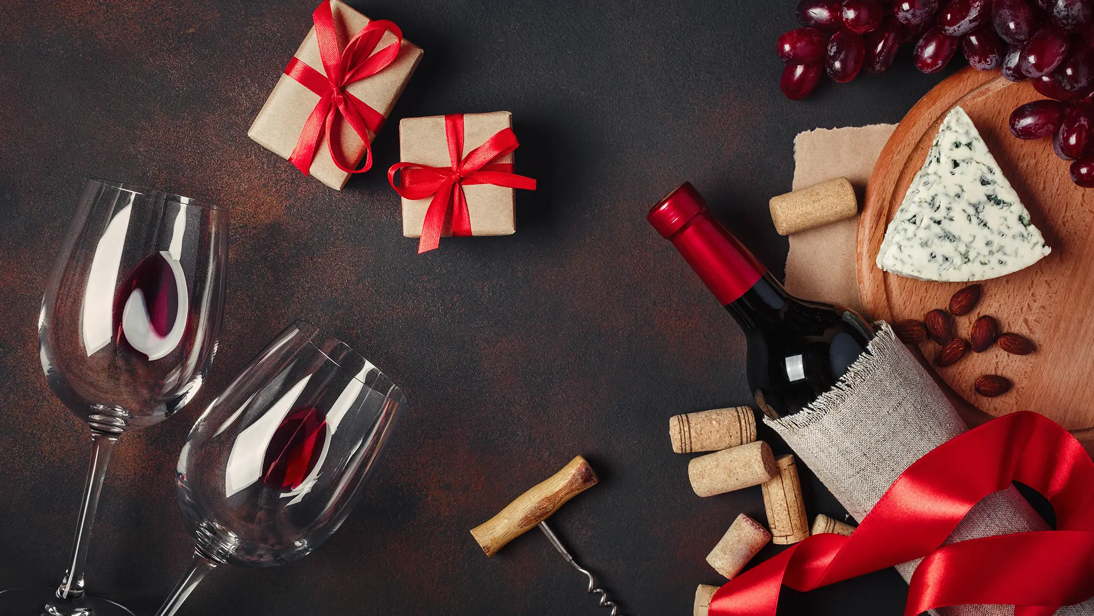 Wijbox abonnement met kaasplateau en twee wijnglazen die net leeg zijn