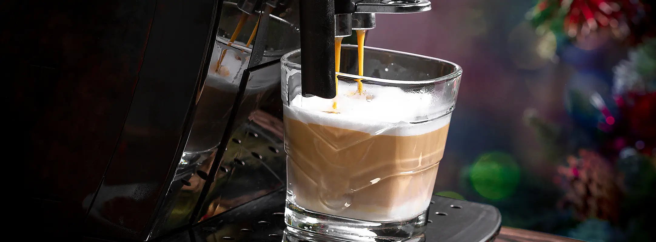 Cappuccino gemaakt door een koffiemachine.