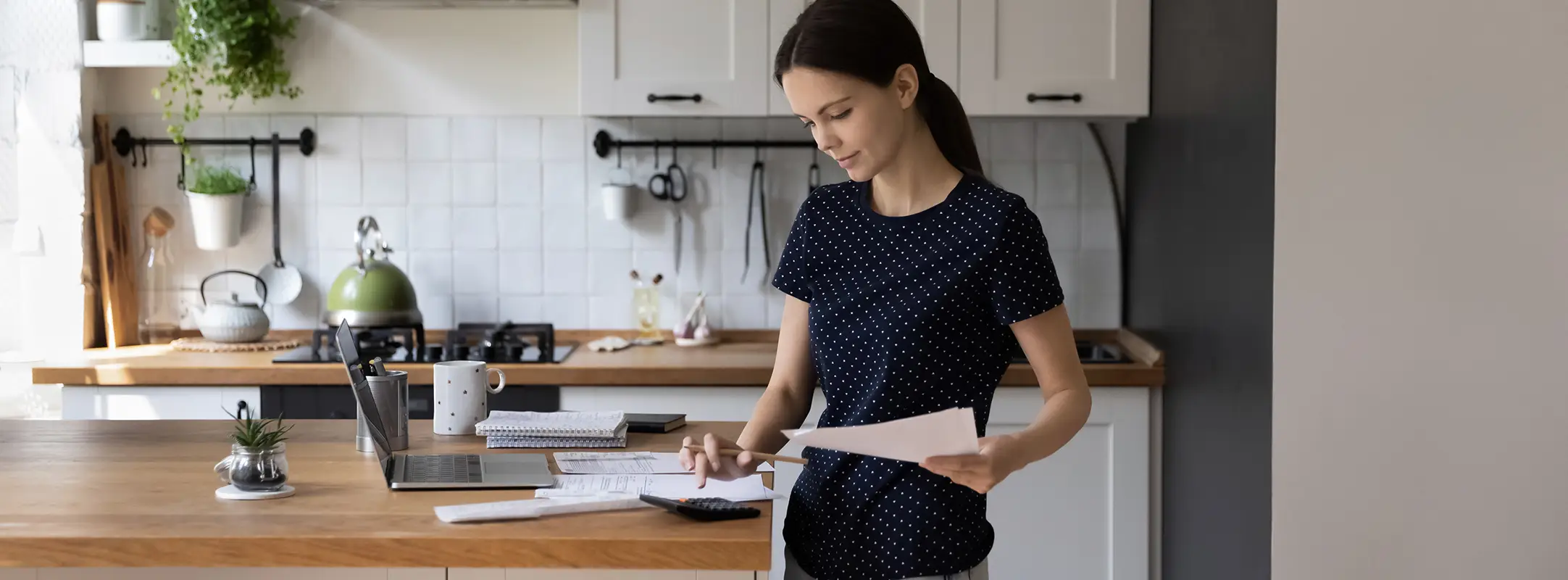 Vrouw die probeert om met tips om geld te besparen grip te krijgen op haar financiële situatie