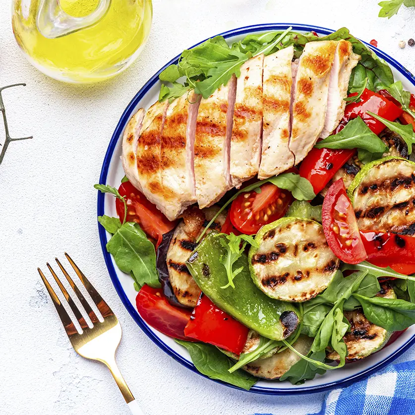 Lekkere zomerse recepten als kip met tomaat, rucola, paprika en gegrilde courgette