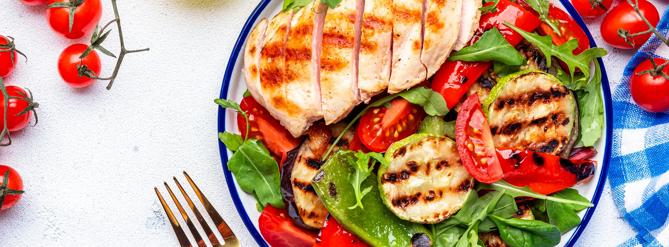 Lekkere zomerse recepten als kip met tomaat, rucola, paprika en gegrilde courgette