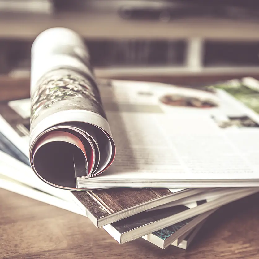 Fysiek tijdschrift via een tijdschrift abonnement gekregen op een tafel met omgeslagen pagina.