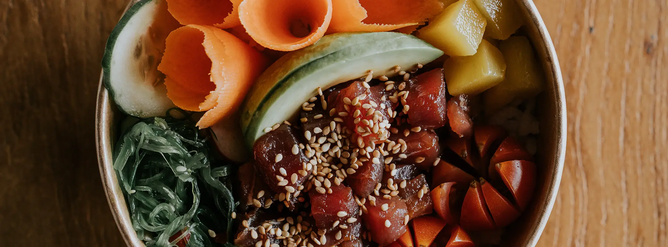 Watermeloen pokebowl met tonijn, wortel en sesamzaadjes