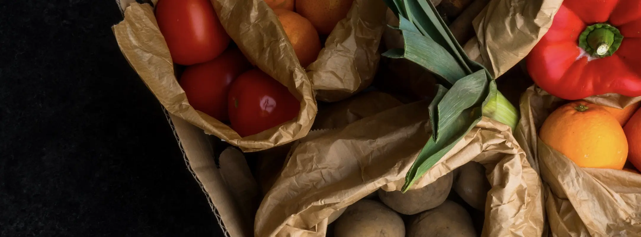 Maaltijdbox met daarin verse groente en fruit zoals paprika en mandarijnen.