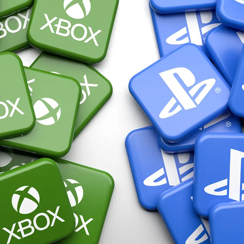 Logo's van Xbox en Playstation in de kleuren van gamecard abonnementen
