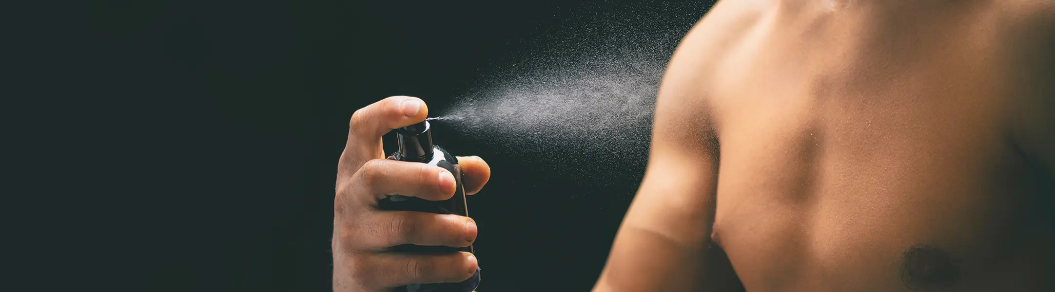 De persoonlijke geur is voor iedereen anders, zoals voor deze man die parfum op zijn lichaam sprayt.