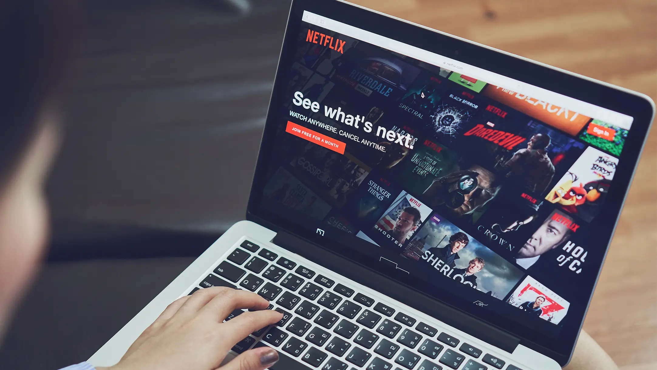 Persoon op een laptop die Netflix aan het kijken is