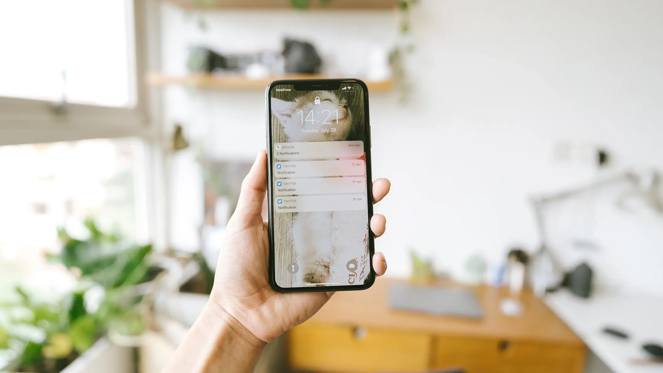 Persoon die in zijn hand een zwarte telefoon heeft
